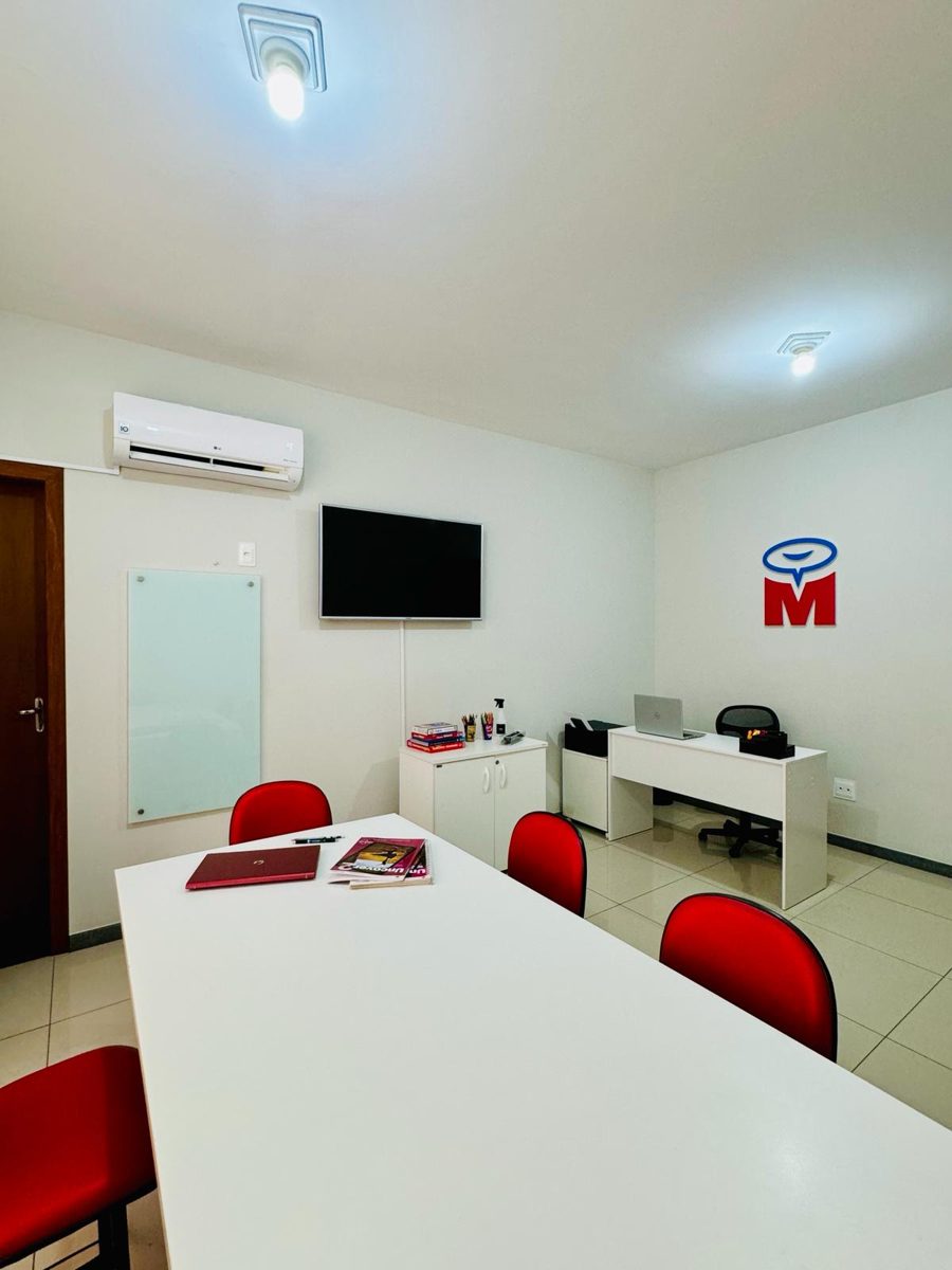 Sala de aula da Milly English Education com a logo da escola na parede
